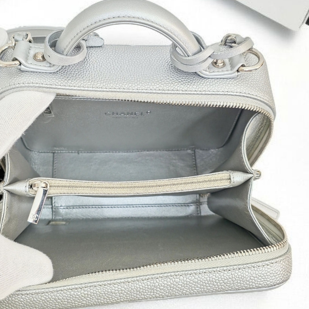 ✨️Excellent Condition Authentic CHANEL Silver Caviar Leather MEDIUM Vanity Bag - Picture 11 of 16